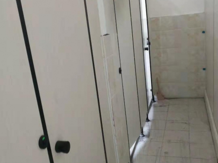 卫生间隔断板材与五金配件的选择