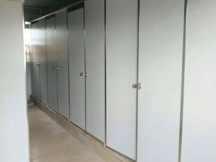 如何选择公共卫生间隔断材料